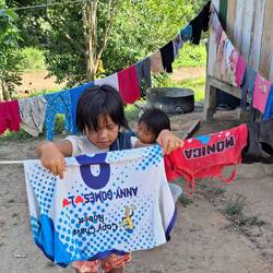 Die Kinder hängen ihre eigenen Klamotten an die Leine
