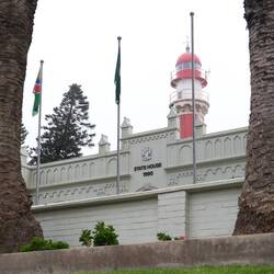 Leuchtturm hinter Staatshaus