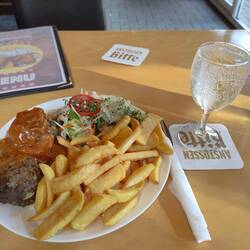 Pommes Frikadelle beim Holländer