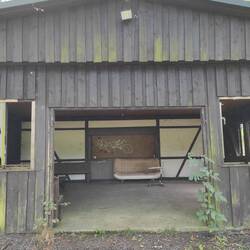 Hütte mit Sofa (wer weiß, was darin schon wohnt)