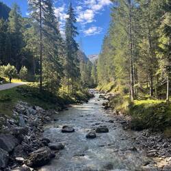 Am Radweg hinter Corvara.