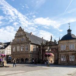 Schlossportal mit Nebengebäuden