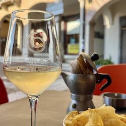 Dies ist Italien in ursprünglicher Form: 2 Gläser Weisswein für gesamthaft € 3.00 🙈