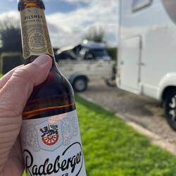 Prost Abschlussbier in der Abendsonne