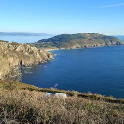 Ulysse nous attend bien sagement, bien placé, vue sur mer et côte 💛🧡