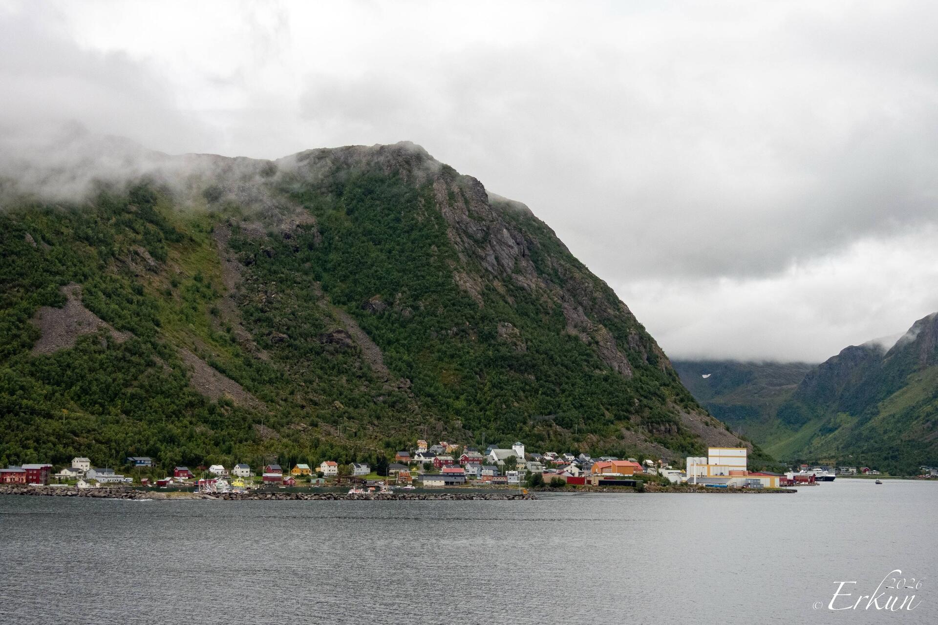 On approach to Øksfjord.