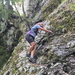 Die für uns schwierigste Stelle der Wanderung: Ein nasser moosbewachsener Fels. Zum Glück mit Seil