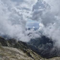 Ein kleines Fenster in den Wolken gibt den Blick aufs Meer frei