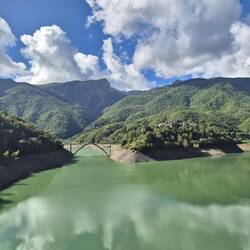 Die Aussicht von der Hängebrücke über den Lago die Vagli und das Dorf Vagli Sotto