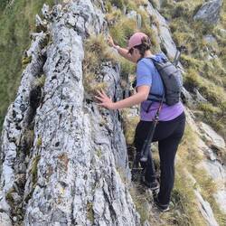 Gut festhalten müssen wir uns auch dort, weil es neben uns direkt den Berg runter geht