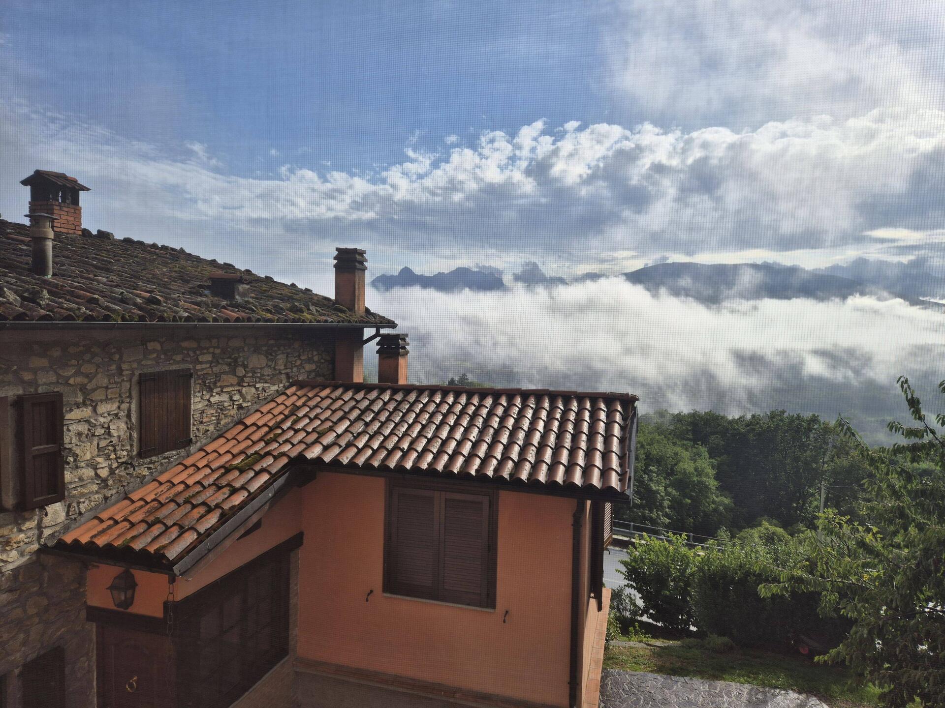 Aussicht von Giovannis B&B. Wir können unsere Wander-Zielregion bereits sehen