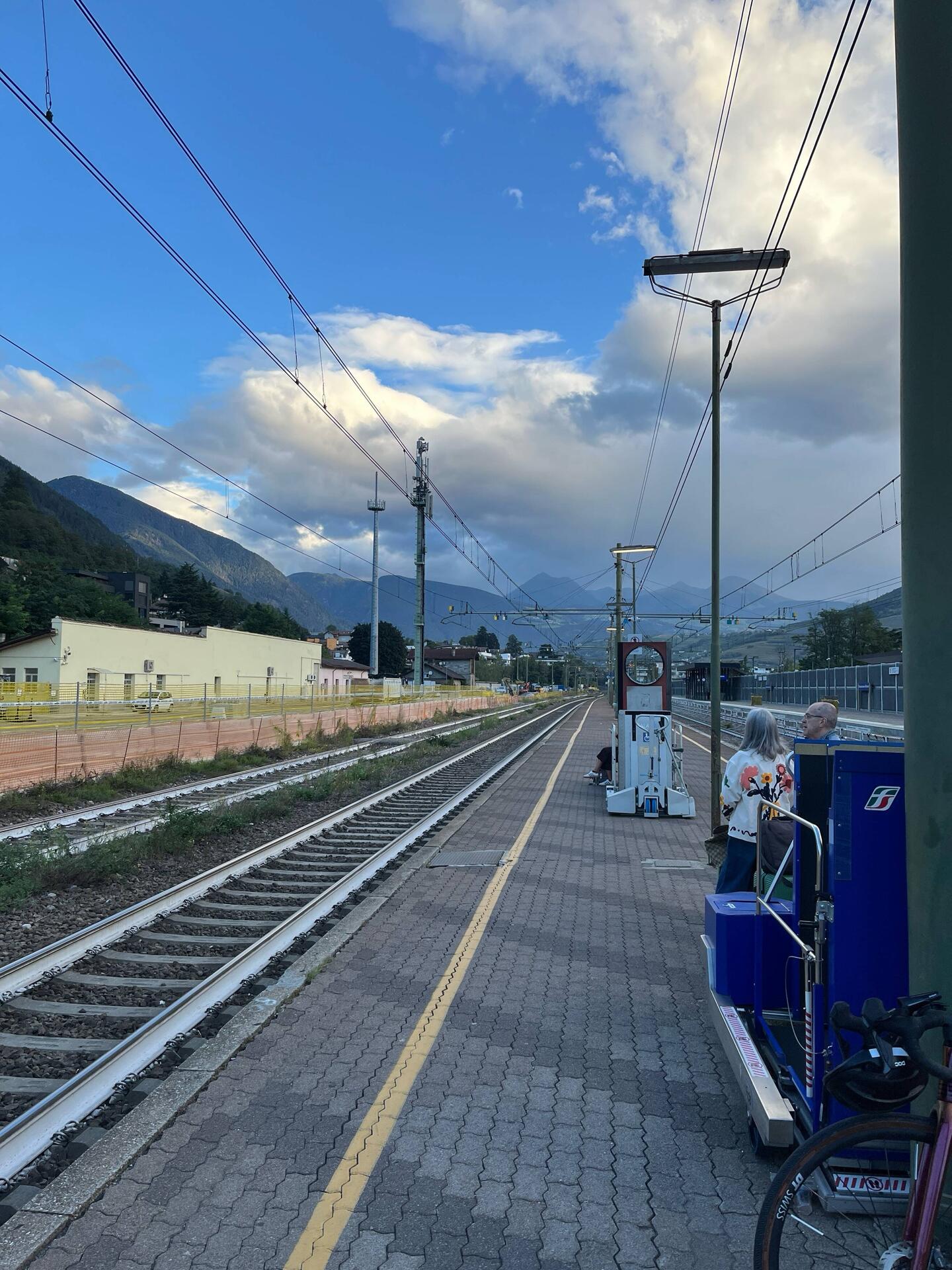 Warten am Bahnhof Brixen