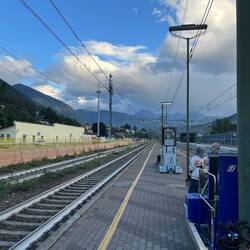 Warten am Bahnhof Brixen