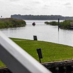 Molenvaart führt von der Mühle (ohne Flügel und Kappe 😔) in den See Bovenveijde.