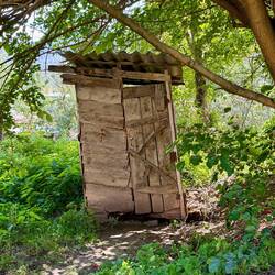 Das Toilettenhäuschen des zweiten Hauses