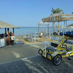 Mit dem Fahrrad gehts am Nachmittag zu einer der vielen Strandbars