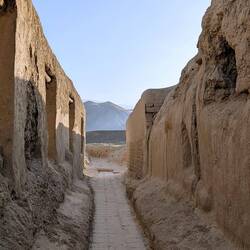 Walkway between the buildings, only used by the kings