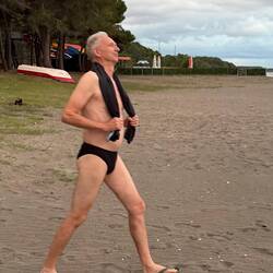 Unser Held trotz tosenden Wellen auf dem Weg zu seinem ersten Bad im Schwarzen Meer!