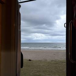 Blick aus dem Wohnwagen direkt auf's Meer