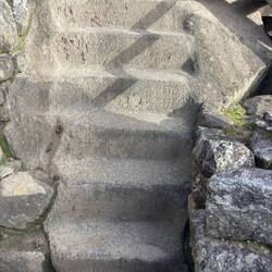 Stufen in Stein geschlagen