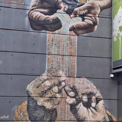 Dieses Graffito hat unser Führer mit einem Freund während Covid gemalt: oben junge Hände, unten alte