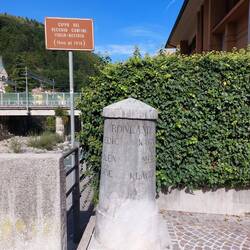 Die historische Grenze Österreich-Ungarn und Italien auf der Brücke in Pontebba