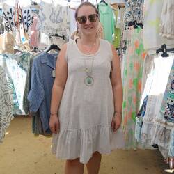 Unsere Shopping Queen in ihrem Element... Aber hübsch sieht sie aus in ihrem neuen Sommerkleidchen!