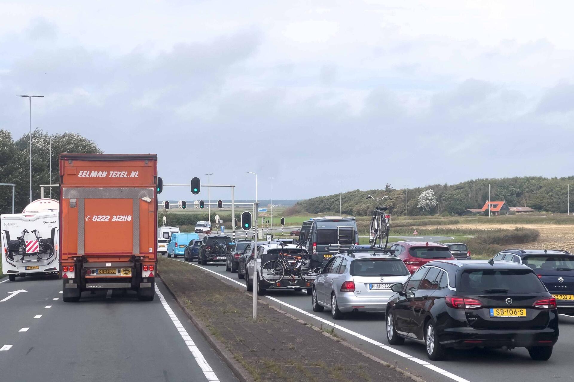 Stau nach Verlassen der Fähre auf Texel