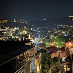 Georgiens Hauptstadt bei Nacht von unserer Dachterrasse aus