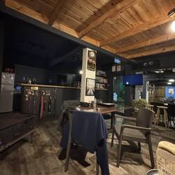 Ein kleines gemütliches Restaurant mit Ofenheizung ist auch dabei