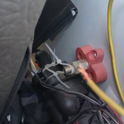Den Zündschlüssel braucht man jetzt (zumindest für den Anlasser) nicht mehr