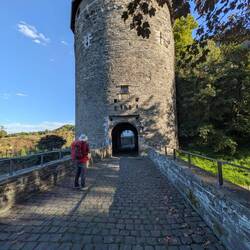 ...führt durch dieses Tor.