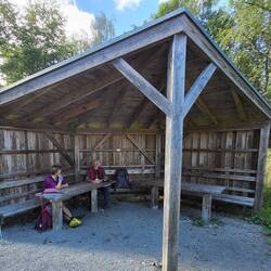 Gleich neben dem "Bett" gibt es diese schöne Schutzhütte.
