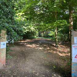 Der Eingang zum Friedehorstpark, der wiederum in Bremer Gebiet liegt