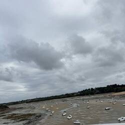 Die Küste der Bretagne bei Ebbe. Die Boote liegen bis tief ins Landesinnere auf' Bauch (trocken)