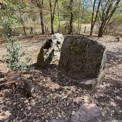 Das ist der Grabstein, der Schlußstein, auf Merlins Grab. Die Magie war all um uns rum zu spüren.