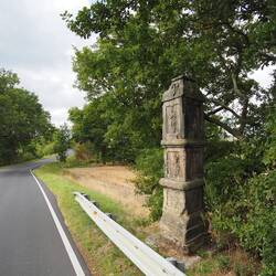 Eine Pilgersäule am Wegesrand. Wer den glauben an den Weg nicht verliert kommt auch an. :)