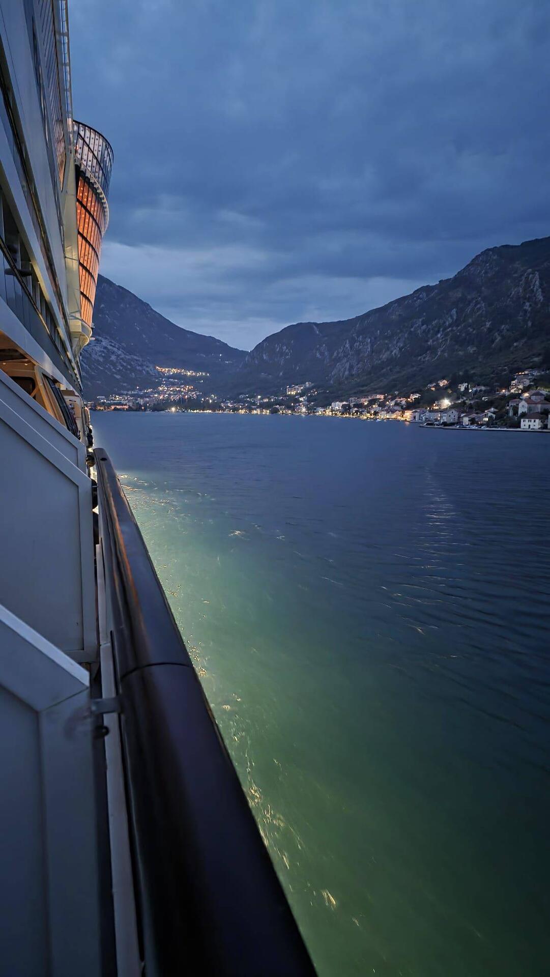 Einfahrt durch die Fjorde