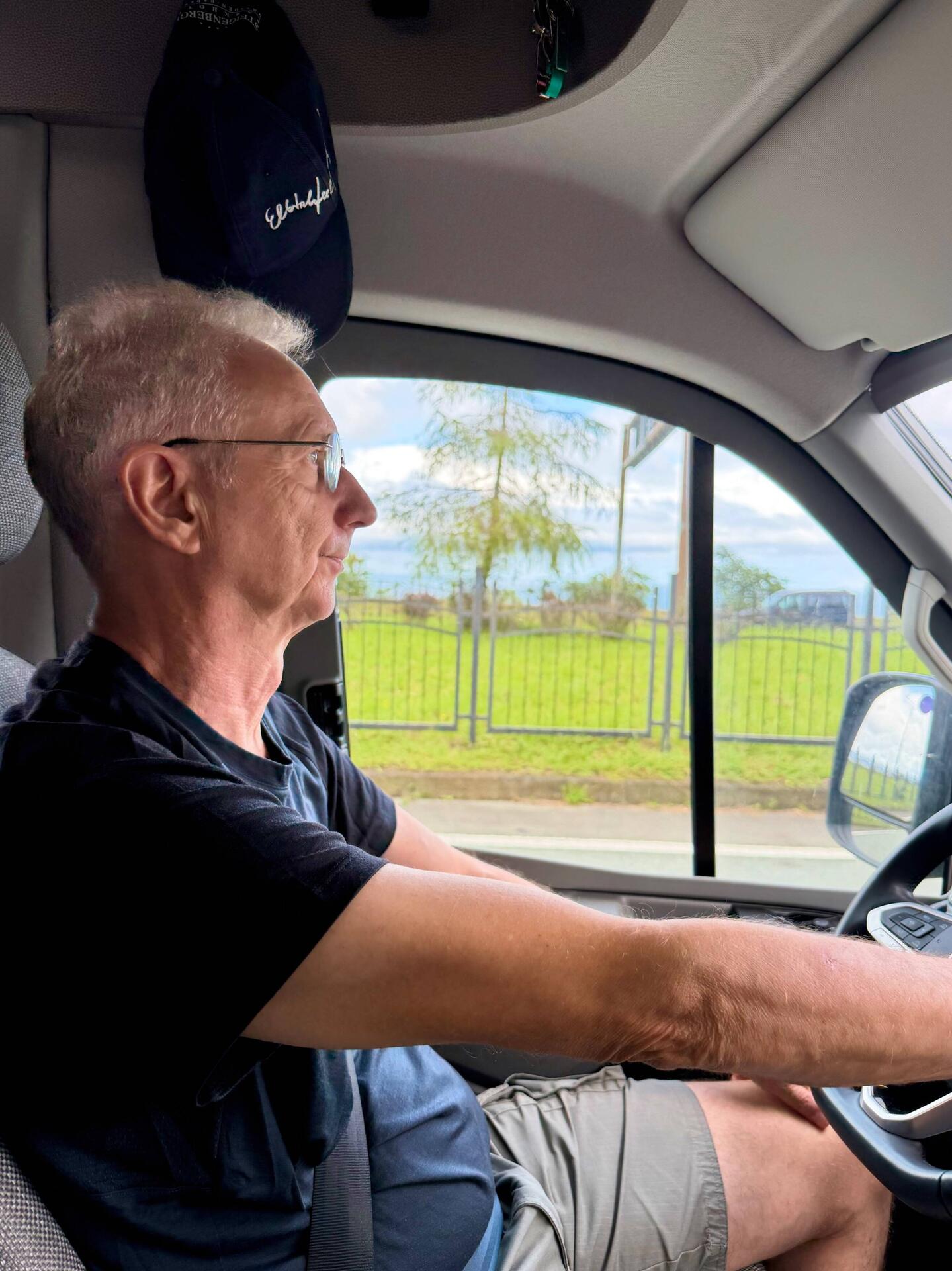 Wieder auf der Autobahn, das Ziel rückt näher, im Hintergrund das schwarze Meer