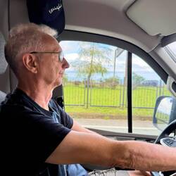 Wieder auf der Autobahn, das Ziel rückt näher, im Hintergrund das schwarze Meer