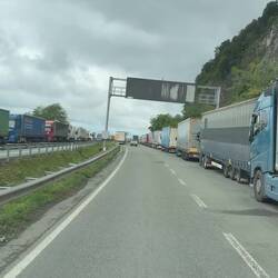 LKW's aus aller Herren Länder stehen tagelang an der Grenze an