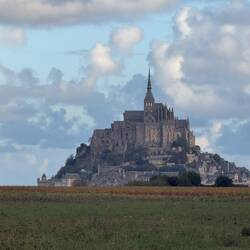 Es ist natürlich nicht der Dicke gemeint sondern: Le Mont Saint Michel.