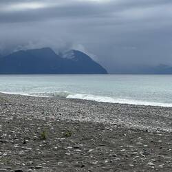 Dann gings erst einmal an den Strand, leider mit Steinen aber schön leer.