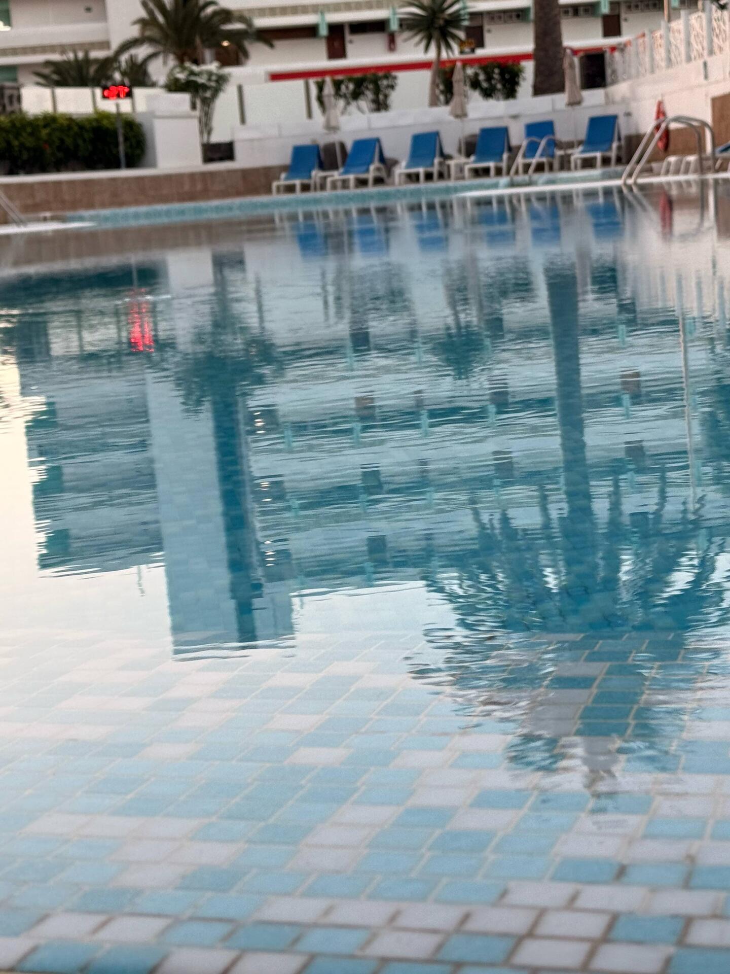 So früh ist der Pool noch schon leer 🤭 und Witzen auf das Taxi