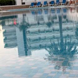 So früh ist der Pool noch schon leer 🤭 und Witzen auf das Taxi