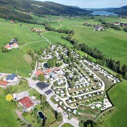 Campingplatz von oben im Hintergrund der Irrsee