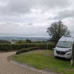 Schönen Platz in Bayern mit Blick auf das Tal