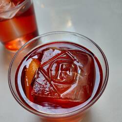 Fantastic moulding in the Frida icecube for our Negroni