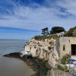 View along the cliff face