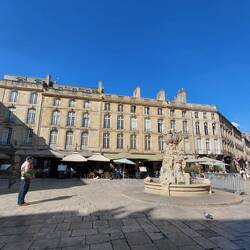 Parliament Square in Bordeaux - plenty of windows